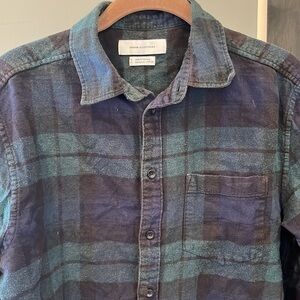 🕺🐠Urban Outfitters black watch plaid flannel shirt button down small green